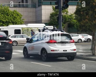 Un transport sans conducteur conduite auto-automobile de General Motor's division croisière à travers les lecteurs de trafic dans le quartier de Mission Bay de San Francisco, Californie, le 21 mai, 2019. () Banque D'Images