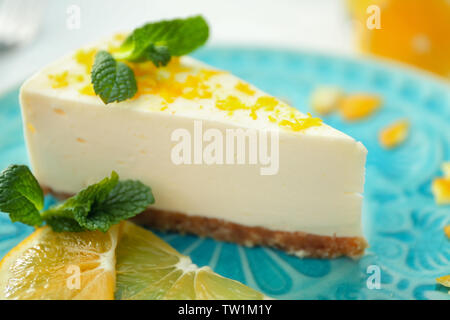 Tranche de gâteau au fromage savoureux de citrons sur la plaque Banque D'Images