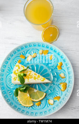 Tranche de gâteau au fromage savoureux de citrons sur la plaque Banque D'Images