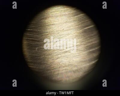 Photo prise au microscope d'une surface en acier inoxydable à environ 30x de grossissement, le 25 mai 2019. () Banque D'Images