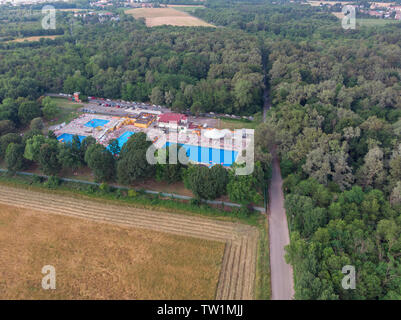 Vue aérienne de piscines. L'été et les périodes de vacances, l'eau claire. Trampolines, toboggans et jeux d'eau. Complexe de piscines, parasols Banque D'Images