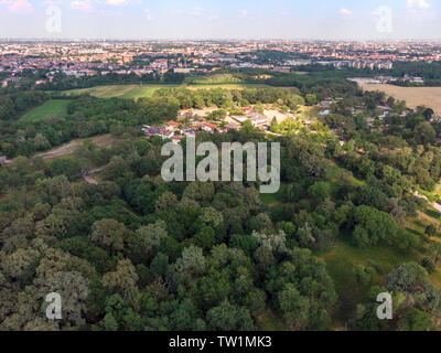 Vue aérienne de la ville satellite (chaînes città), du Groenland. Aire de jeux dans la désuétude. Squelette de fer de montagne russe. Rho, Milan, Italie Banque D'Images