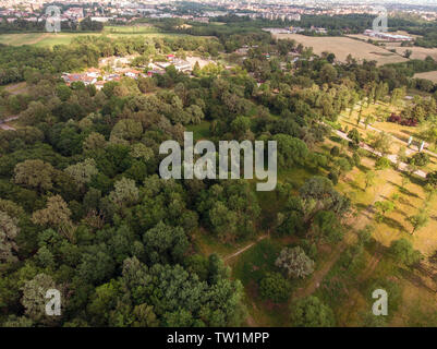 Vue aérienne de la ville satellite (chaînes città), du Groenland. Aire de jeux dans la désuétude. Squelette de fer de montagne russe. Rho, Milan, Italie Banque D'Images