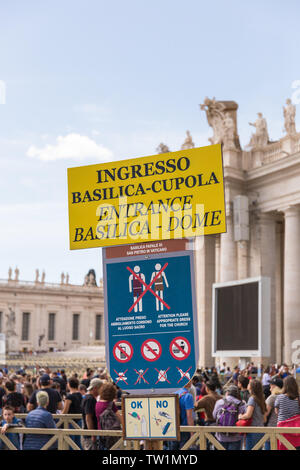 Cité du Vatican - le 27 avril 2019 : Inscrivez-vous à l'entrée au détail Basilique Saint Pierre. Soft focus à longue queue de touristes attendent d'entrer. Banque D'Images