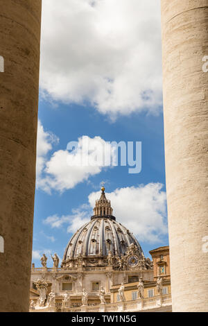 Saint Peter's Dome vu à travers la colonnade du Bernin sur la Place Saint Pierre, Vatican. Banque D'Images