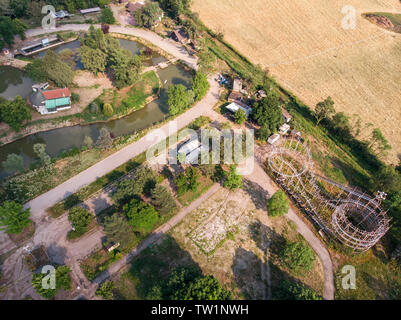 Vue aérienne de la ville satellite (chaînes città), du Groenland. Aire de jeux dans la désuétude. Squelette de fer de montagne russe. Rho, Milan, Italie Banque D'Images