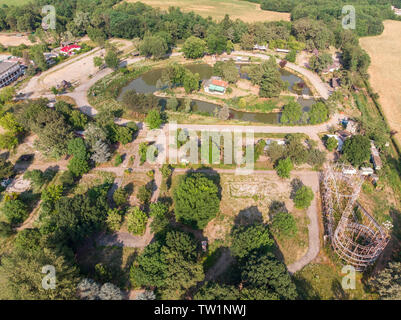 Vue aérienne de la ville satellite (chaînes città), du Groenland. Aire de jeux dans la désuétude. Squelette de fer de montagne russe. Rho, Milan, Italie Banque D'Images