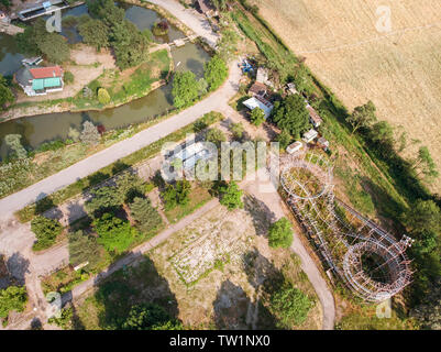 Vue aérienne de la ville satellite (chaînes città), du Groenland. Aire de jeux dans la désuétude. Squelette de fer de montagne russe. Rho, Milan, Italie Banque D'Images