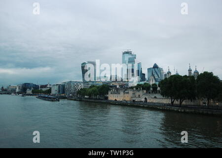 Les toits de Londres avec ses gratte-ciel derrière la tour de Londres. La photo est prise dans la Tower Bridge et la Tamise est au premier plan. Banque D'Images