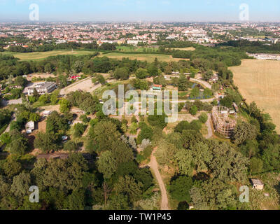 Vue aérienne de la ville satellite (chaînes città), du Groenland. Aire de jeux dans la désuétude. Squelette de fer de montagne russe. Rho, Milan, Italie Banque D'Images