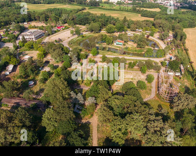 Vue aérienne de la ville satellite (chaînes città), du Groenland. Aire de jeux dans la désuétude. Squelette de fer de montagne russe. Rho, Milan, Italie Banque D'Images