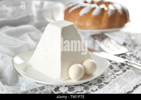 Caillé traditionnel gâteau de Pâques sur table lumineuse Banque D'Images