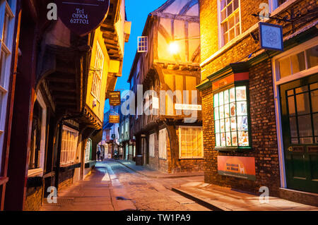 Bâtiments à pans de bois sursuspendus des Shambles à York Angleterre. Banque D'Images