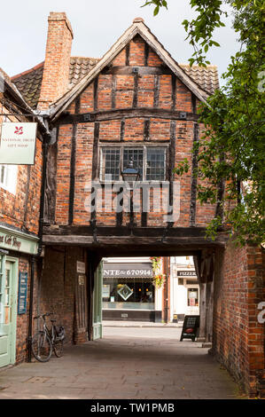 Bâtiment historique à colombages avec remplissage en briques à York en Angleterre. Banque D'Images