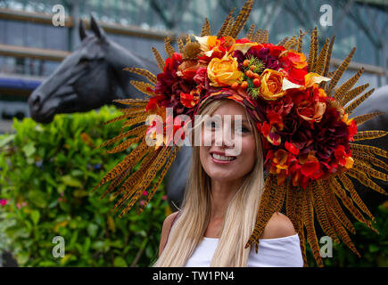 Ascot, Berkshire, Royaume-Uni. 18 Juin, 2019. Mia portant un chapeau à plumes et fleuri sur le premier jour de Royal Ascot, l''hippodrome d''Ascot. Credit : Maureen McLean/Alamy Live News Banque D'Images