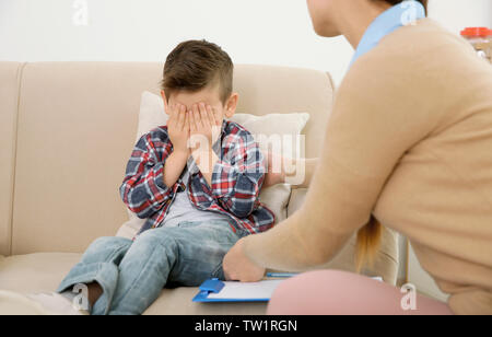 Jeune enfant psychologue travaillant avec petit garçon Banque D'Images