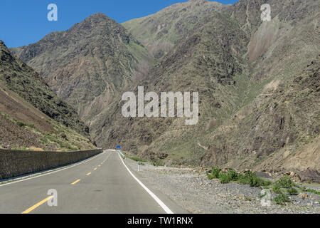 Le Xinjiang d'été l'autoroute voiture contexte Gobi Banque D'Images