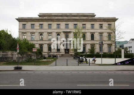 Führerbau (bâtiment du Führer) conçu par l'architecte allemand Paul Ludwig Troost et construite en 1933-1937 en tant que représentant des capacités pour Adolf Hitler, aujourd'hui l'Université de musique et des Arts (Hochschule für Musik und Theater) à Munich, Bavière, Allemagne. Ruines de l'un des temples) Ehrentempel (honneur également conçu par Paul Ludwig Troost et construite en 1934 sont observés dans la gauche. Banque D'Images