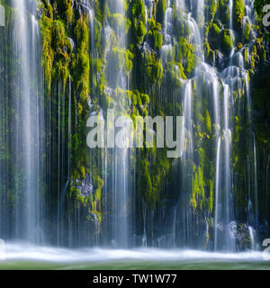 Mossbrae Falls est une chute se déversant dans la rivière Sacramento, dans la région de Shasta Cascade dans Dunsmuir, Californie. Les chutes sont situées juste au sud Banque D'Images