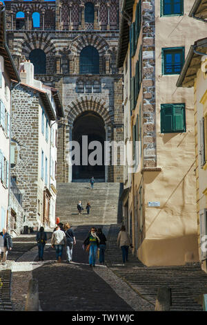 Le Puy-en-Velay (centre-sud de la France) : Grand escalier menant à la Cathédrale du Puy (Cathédrale de Notre-Dame de l'Annonciation). Banque D'Images