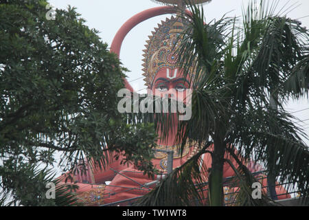 Vue à angle bas d'une statue de Lord Hanuman, New Delhi, Inde Banque D'Images