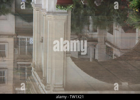 Reflet d'un immeuble d'appartements dans l'eau Banque D'Images