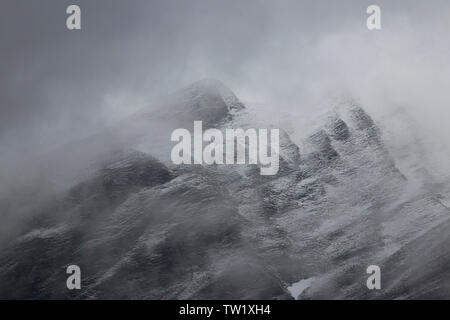 En hiver dans les Alpes Apuanes Colonnata Toscane Italie. Colonnata est célèbre pour les carrières de marbre de Carrare et la délicatesse des aliments Lardo di Colonnata. Banque D'Images