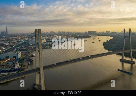 Le Phu My Bridge est le plus grand pont au Vietnam enjambant la rivière Saigon à Ho Chi Minh Ville et amélioration majeure à la croissance de l'économie. Banque D'Images