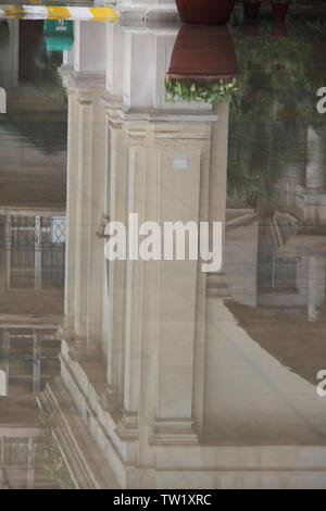 Reflet d'un immeuble d'appartements dans l'eau, Gurgaon, Haryana, Inde Banque D'Images