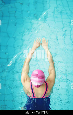 Young woman swimming in pool Banque D'Images