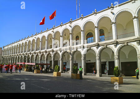 Défilé de jour de mai sur la Plaza de Armaz ou la Plaza Mayor du centre historique d'Arequipa, Pérou, Amérique du Sud Banque D'Images