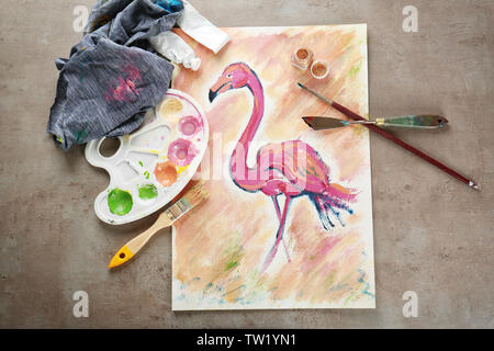Belle peinture flamant avec fournitures artiste sur table Banque D'Images