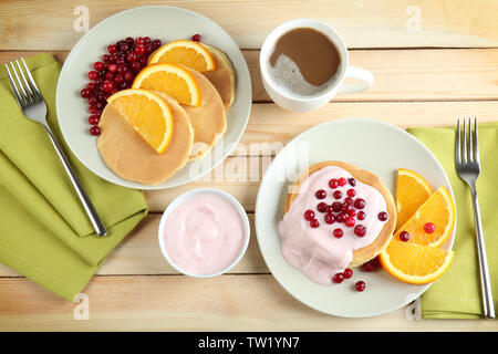 Le yogourt savoureux pancakes à l'orange, baies et tasse de café sur la table, vue du dessus Banque D'Images