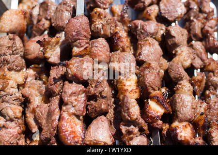 La texture de la viande rôtie. Délicieux morceaux de viande sur des brochettes. De l'agneau grillé, très savoureuse. Arrière-plan de kebab. Banque D'Images