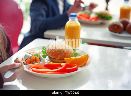 Plaque avec de délicieux mets sur table cafétéria blanc à l'école le dîner Banque D'Images