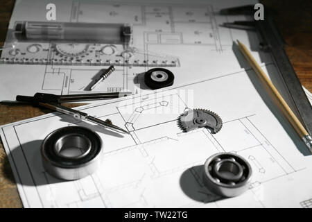 Différents types d'outils d'ingénierie et de plans de construction sur fond de bois Banque D'Images
