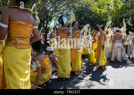 /DENPASAR BALI-Sampian 15 juin 2019 : Danseuse, jaune et blanc portant des costumes traditionnels balinais, la préparation de l'exécution à Bali Arts Festival 2019. E Banque D'Images