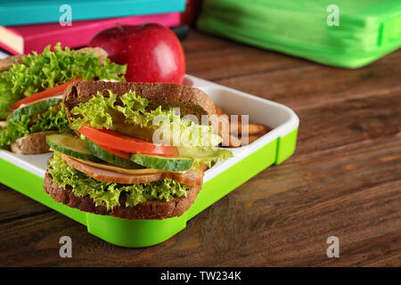 Repas pour les écoliers dans le déjeuner fort sur la table Banque D'Images