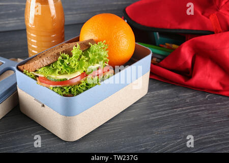 Repas pour les écoliers dans le déjeuner fort sur la table Banque D'Images