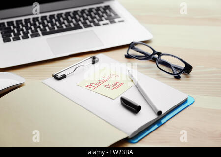 Ordinateur portable avec PLAN DE MARKETING texte sur table Banque D'Images