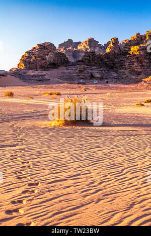 Les formations de roche dans le désert jordanien à Wadi Rum ou la vallée de la Lune. Banque D'Images