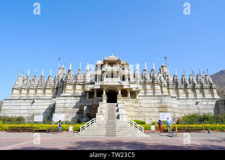 Façade du 15e siècle Temple Ranakpur Jain de Ranakpur, Rajasthan, Inde, temple de marbre blanc Banque D'Images