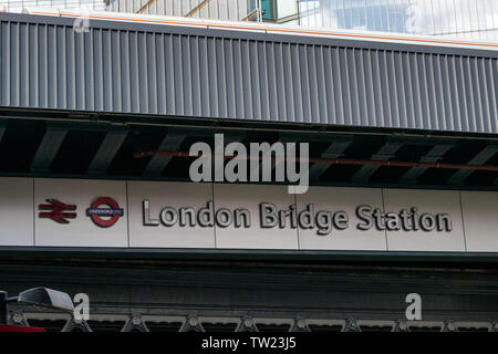 Londres, Royaume-Uni - 30 mai 2019 : le signe obove la Station London Bridge Banque D'Images