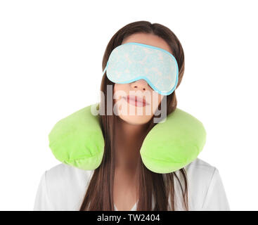 Belle jeune femme avec un masque de couchage et oreiller de voyage sur fond blanc Banque D'Images