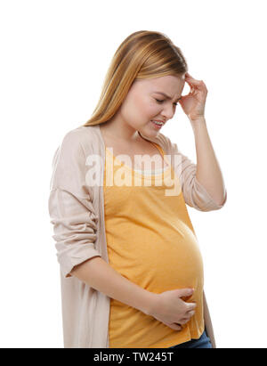 Femme enceinte souffrant de maux de tête sur fond blanc Banque D'Images