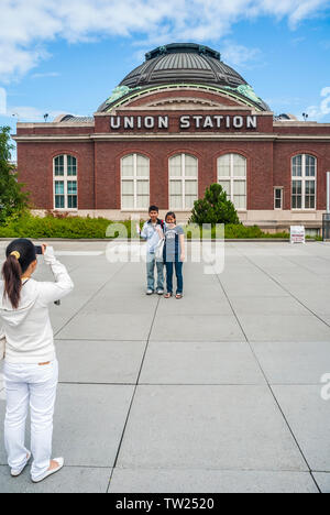 Les touristes asiatiques qui pose pour des photos avec une vue de la gare Union à partir de la Washington State History Museum à Tacoma, Washington. Banque D'Images