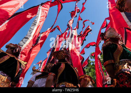 Le fanion rouge des danseurs, portant des costumes traditionnels Balinais, préparez à effectuer des danses à l'ouverture de la Bali Arts Festival 2019. Il s'agit d'un pub Banque D'Images