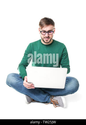 Jeune programmeur en utilisant un ordinateur portable sur fond blanc Banque D'Images