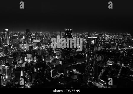 Le noir et blanc de nuit vue de Umeda Sky Building. Ciel Umeda est le dix-neuvième-plus haut bâtiment de Osaka, Japon Banque D'Images