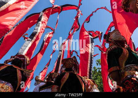 Le fanion rouge des danseurs, portant des costumes traditionnels Balinais, préparez à effectuer des danses à l'ouverture de la Bali Arts Festival 2019. Il s'agit d'un pub Banque D'Images